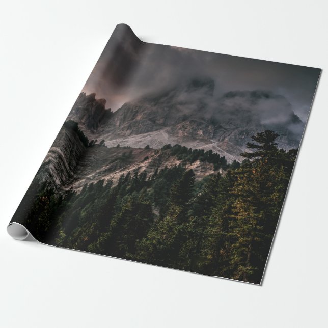 SNÖ TÄCK MOUNTAIN UNDER GRÅTT CLOUDY HIMLAR PRESENTPAPPER (Utrullad)