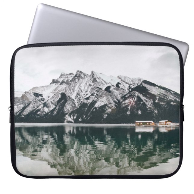 SNÖ-TÄCKD MOUNTAIN LAPTOP FODRAL (Framsidan)