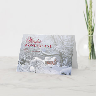 Snö täcker landskap och den röda ladugården i helgkort