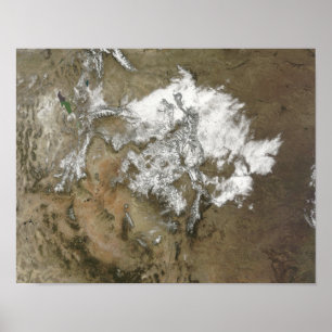 Snö täcker rocky mountains i enigt påstår poster