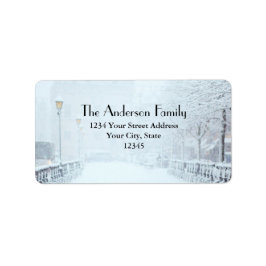 Snö täckt gata invändigt invändigt med träd och la adressetikett