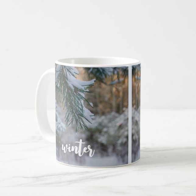 Snö-täckt gräs grenar kaffemugg (Framsida vänster)
