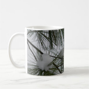 Snö täckt gräsnålar kaffemugg