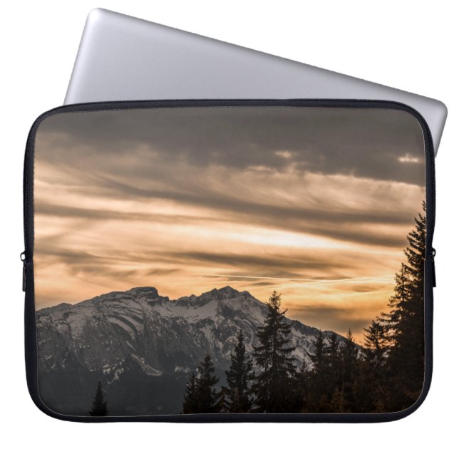SNÖ TÄCKT MOUNTAIN UNDER SUNSET LAPTOP FODRAL (Framsidan)