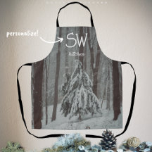 Snö täckt träd i mistskogen på vintern