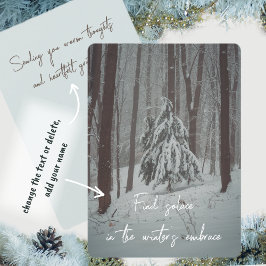 Snö täckt träd i mistskogen på vintern julkort