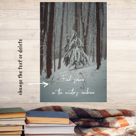 Snö täckt träd i mistskogen på vintern poster