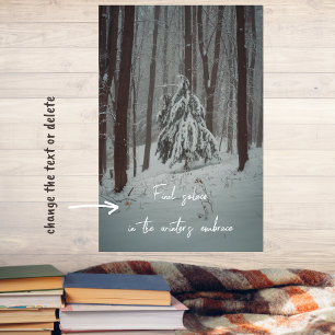 Snö täckt träd i mistskogen på vintern poster