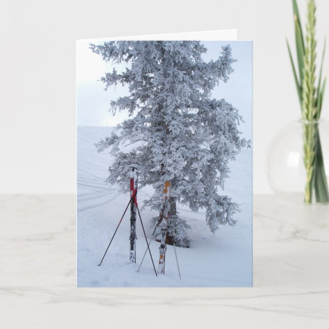 Snö-täckt Träd och Skis Helgkort (Framsida)