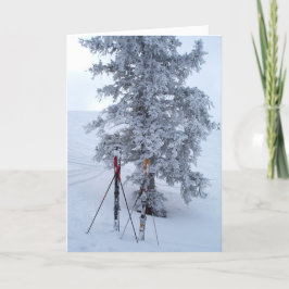 Snö-täckt Träd och Skis Helgkort