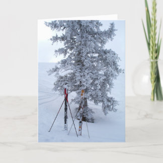Snö-täckt Träd och Skis Helgkort