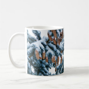 Snö täckte Gräs Boughs, Nål och Cones Kaffemugg