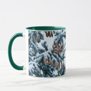Snö täckte Gräs Grenar och Cones Mugg