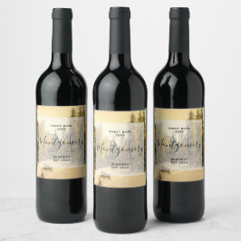 Snö täckte Gräs Träd-skogskonstruktionen Foto Vin Vinflaska Etikett