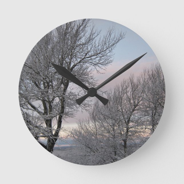 Snö täckte grenar rund klocka (Framsida)