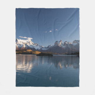 SNÖ TÄCKTE MOUNTAIN I REFLEKTIV FOTOGRAFI FLEECEFILT