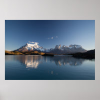 SNÖ TÄCKTE MOUNTAIN I REFLEKTIV FOTOGRAFI
