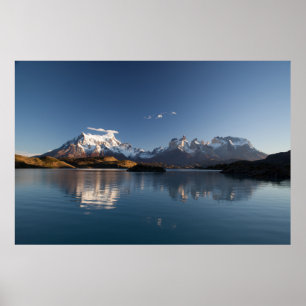 SNÖ TÄCKTE MOUNTAIN I REFLEKTIV FOTOGRAFI POSTER