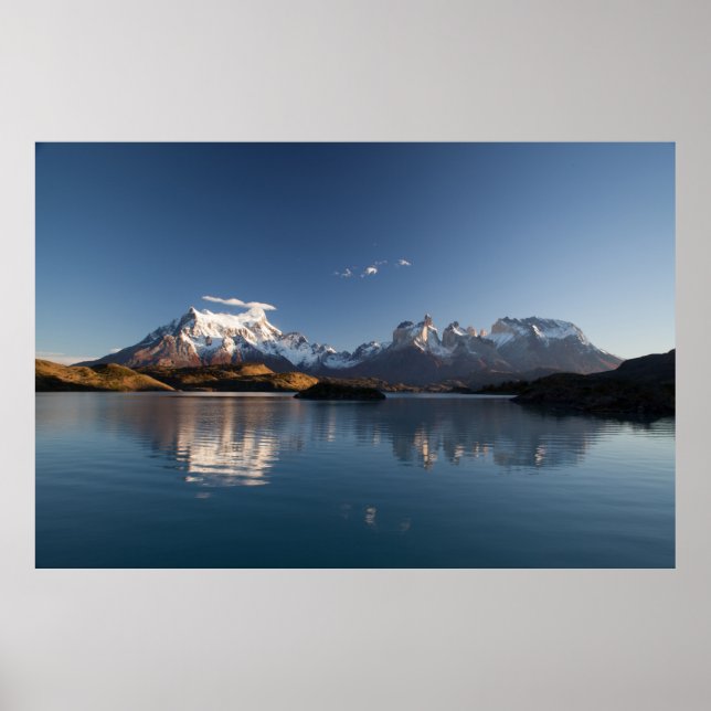 SNÖ TÄCKTE MOUNTAIN I REFLEKTIV FOTOGRAFI POSTER (Framsidan)