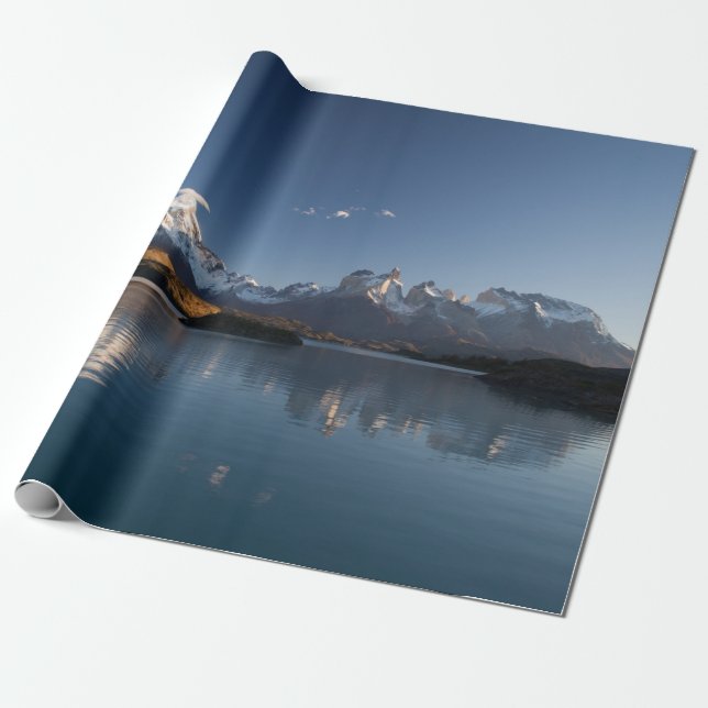 SNÖ TÄCKTE MOUNTAIN I REFLEKTIV FOTOGRAFI PRESENTPAPPER (Utrullad)