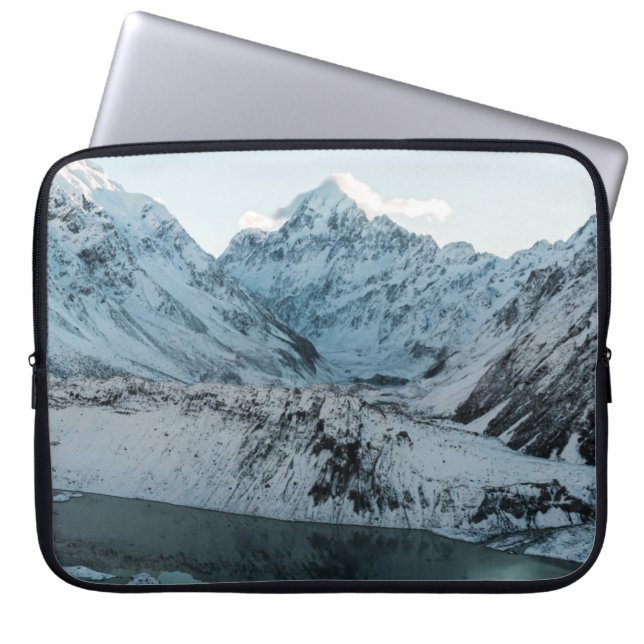 SNÖ TÄCKTE MOUNTAIN NÄRA KROPPEN VATTEN LAPTOP FODRAL (Framsidan)