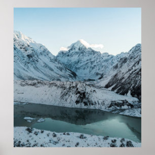 SNÖ TÄCKTE MOUNTAIN NÄRA KROPPEN VATTEN POSTER