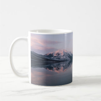 SNÖ TÄCKTE MOUNTAIN NÄRA SJÖ UNDER DAGEN KAFFEMUGG