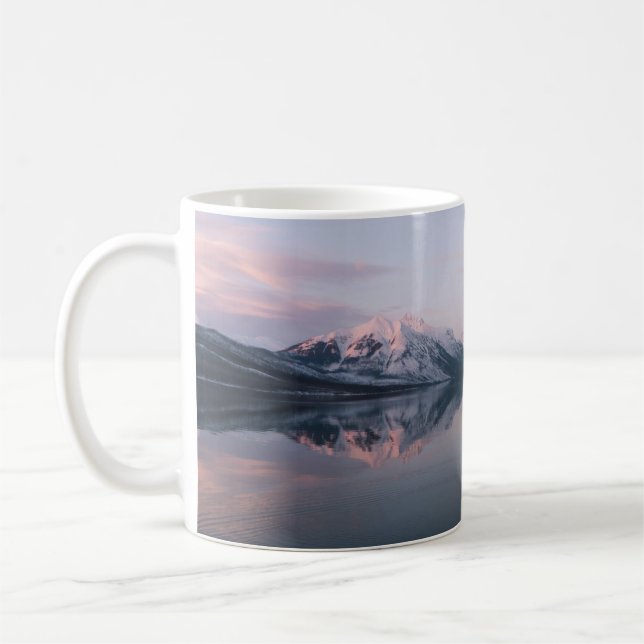 SNÖ TÄCKTE MOUNTAIN NÄRA SJÖ UNDER DAGEN KAFFEMUGG (Vänster)