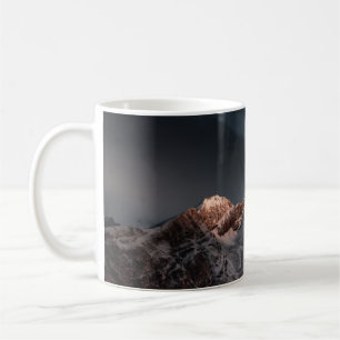 SNÖ TÄCKTE MOUNTAIN UNDER BLÅ HIMMEL UNDER DAGEN KAFFEMUGG