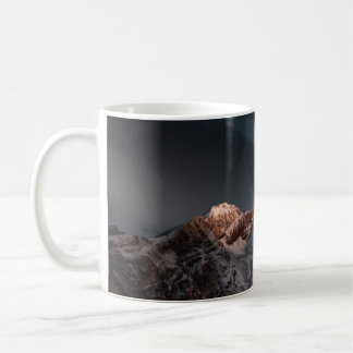 SNÖ TÄCKTE MOUNTAIN UNDER BLÅ HIMMEL UNDER DAGEN KAFFEMUGG
