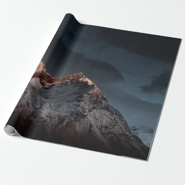 SNÖ TÄCKTE MOUNTAIN UNDER BLÅ HIMMEL UNDER DAGEN PRESENTPAPPER (Utrullad)