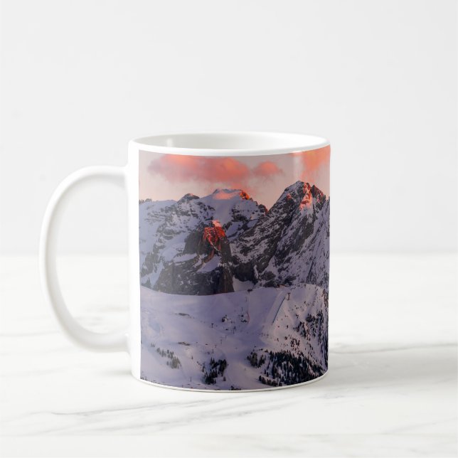 SNÖ TÄCKTE MOUNTAIN UNDER CLOUDY HIMLAR UNDER DAGE KAFFEMUGG (Vänster)