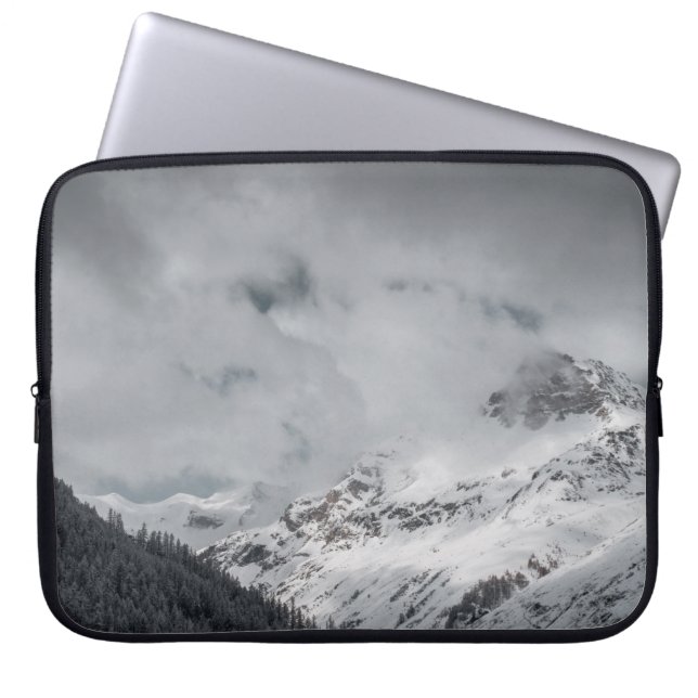 SNÖ TÄCKTE MOUNTAIN UNDER CLOUDY HIMLAR UNDER DAGE LAPTOP FODRAL (Framsidan)