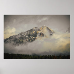 SNÖ TÄCKTE MOUNTAIN UNDER CLOUDY HIMLAR UNDER DAGE POSTER