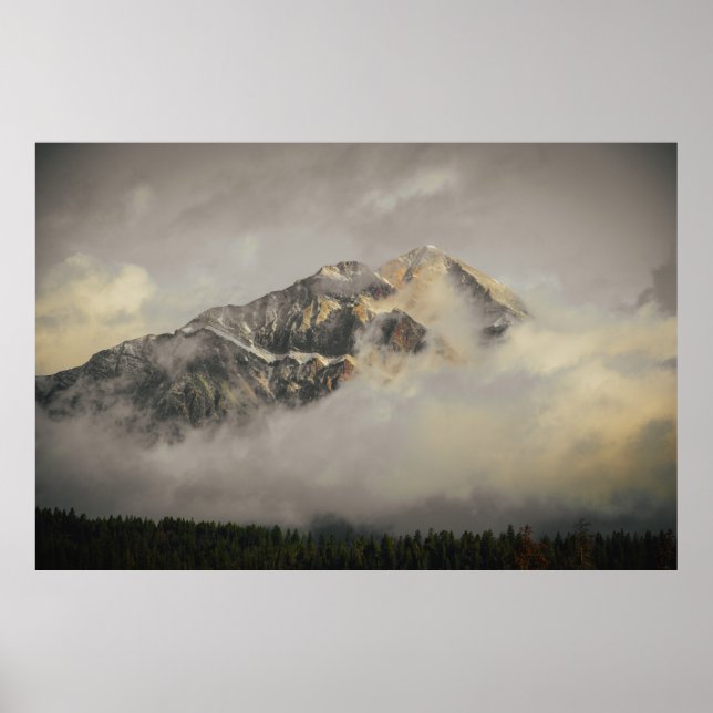 SNÖ TÄCKTE MOUNTAIN UNDER CLOUDY HIMLAR UNDER DAGE POSTER (Framsidan)