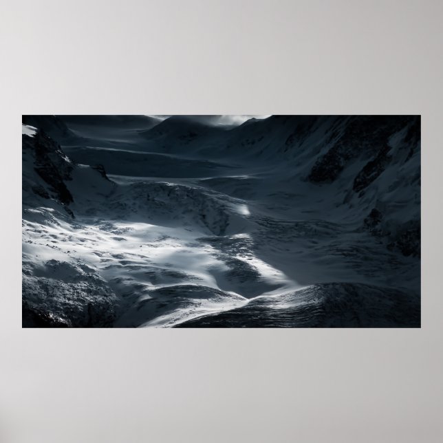 SNÖ TÄCKTE MOUNTAIN UNDER CLOUDY HIMLAR UNDER DAGE POSTER (Framsidan)