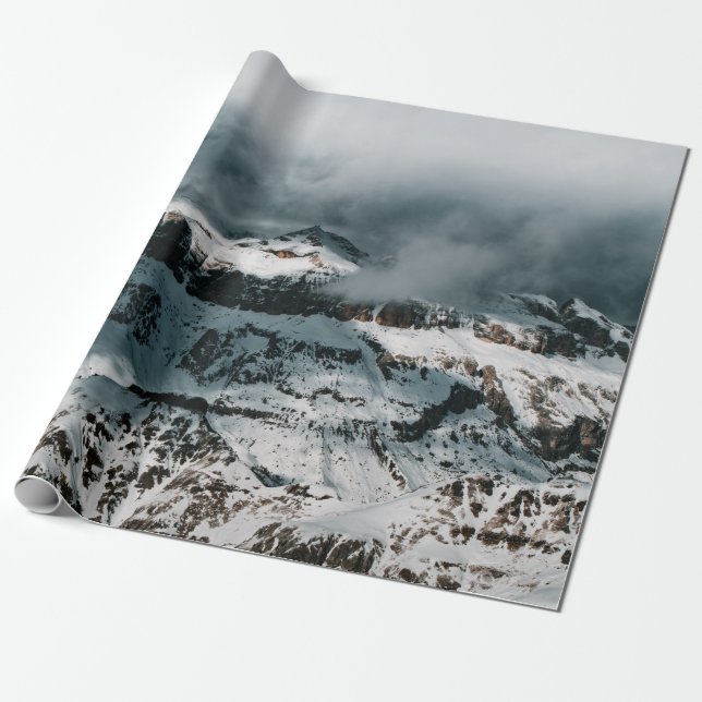 SNÖ TÄCKTE MOUNTAIN UNDER CLOUDY HIMLAR UNDER DAGE PRESENTPAPPER (Utrullad)