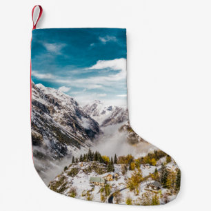 SNÖ TÄCKTE MOUNTAIN UNDER DAGEN LITEN JULSTRUMPA
