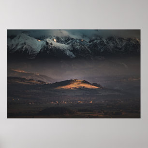 SNÖ TÄCKTE MOUNTAIN UNDER KVÄLL POSTER