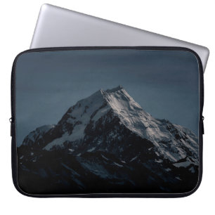 SNÖ TÄCKTE MOUNTAIN UNDER NATT LAPTOP FODRAL