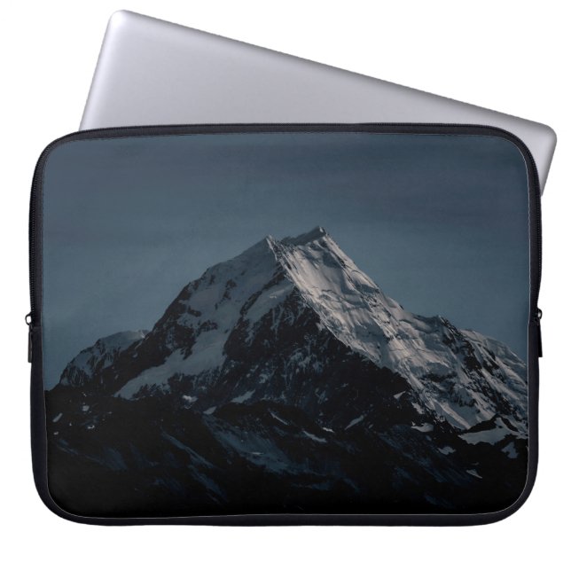 SNÖ TÄCKTE MOUNTAIN UNDER NATT LAPTOP FODRAL (Framsidan)