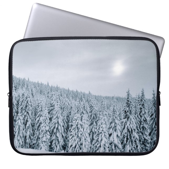 SNÖ TÄCKTE TRÄD UNDER DAGEN LAPTOP FODRAL (Framsidan)