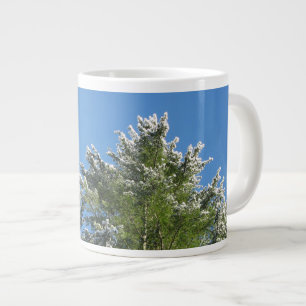 Snö-tippade Gräs Träd vid Blå himmel Jumbo Mugg