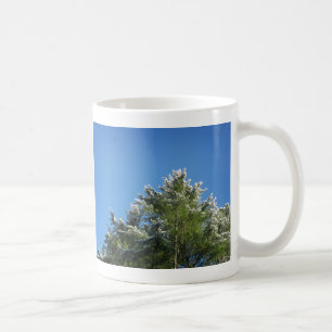 Snö-tippade Gräs Träd vid Blå himmel Kaffemugg