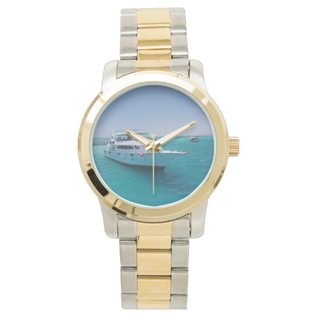 Snö-vit yacht nära den vita ön i Röda havet Armbandsur (Framsida)