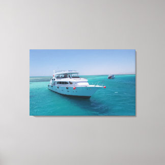 Snö-vit yacht nära den vita ön i Röda havet Canvastryck