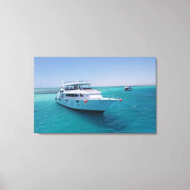 Snö-vit yacht nära den vita ön i Röda havet Canvastryck (Framsida)