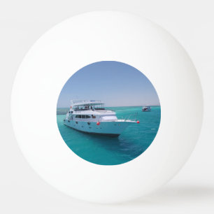 Snö-vit yacht nära den vita ön i Röda havet Pingisboll