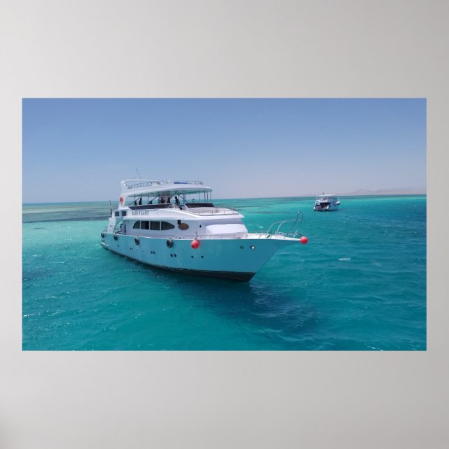 Snö-vit yacht nära den vita ön i Röda havet Poster (Framsidan)