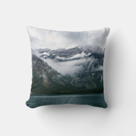 Snöberg i dimman på Plansee sjö Kudde